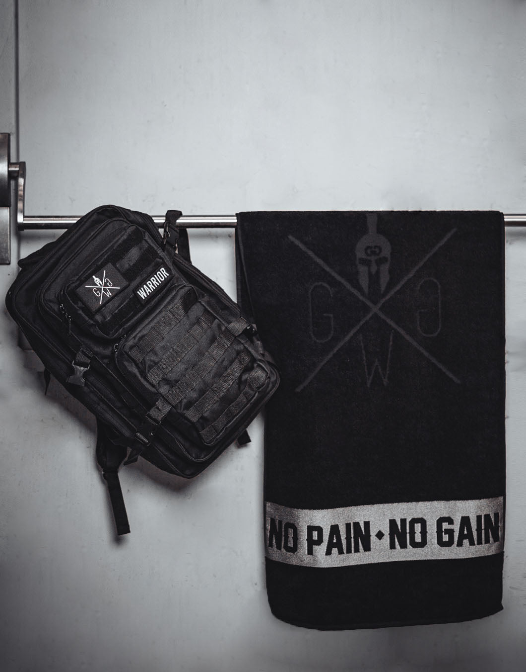 Schwarzer Rucksack mit Patches für Fitnessstudio und Alltag