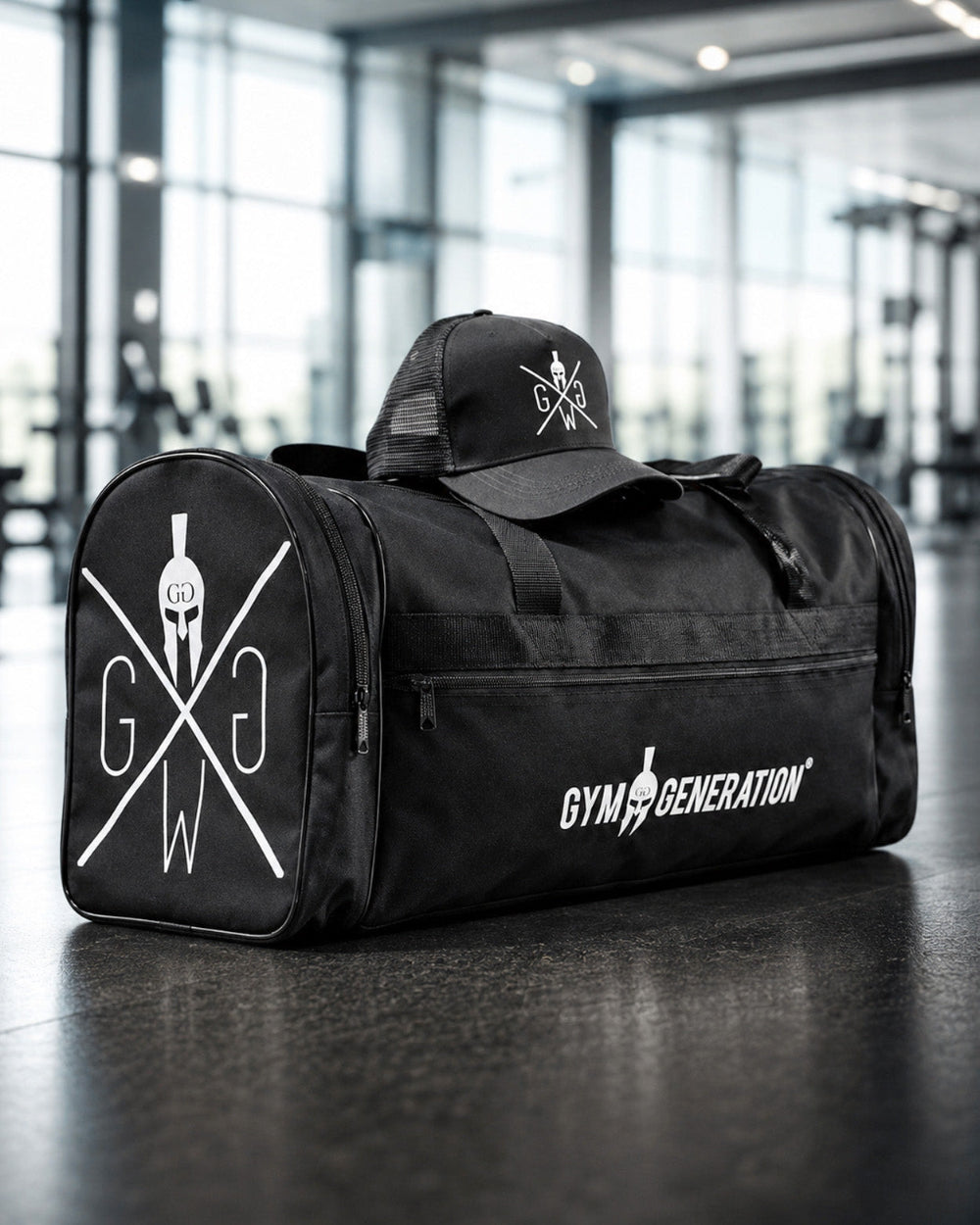 Große Sporttasche im Fitnessstudio abgestellt, mit Gym Generation Cap