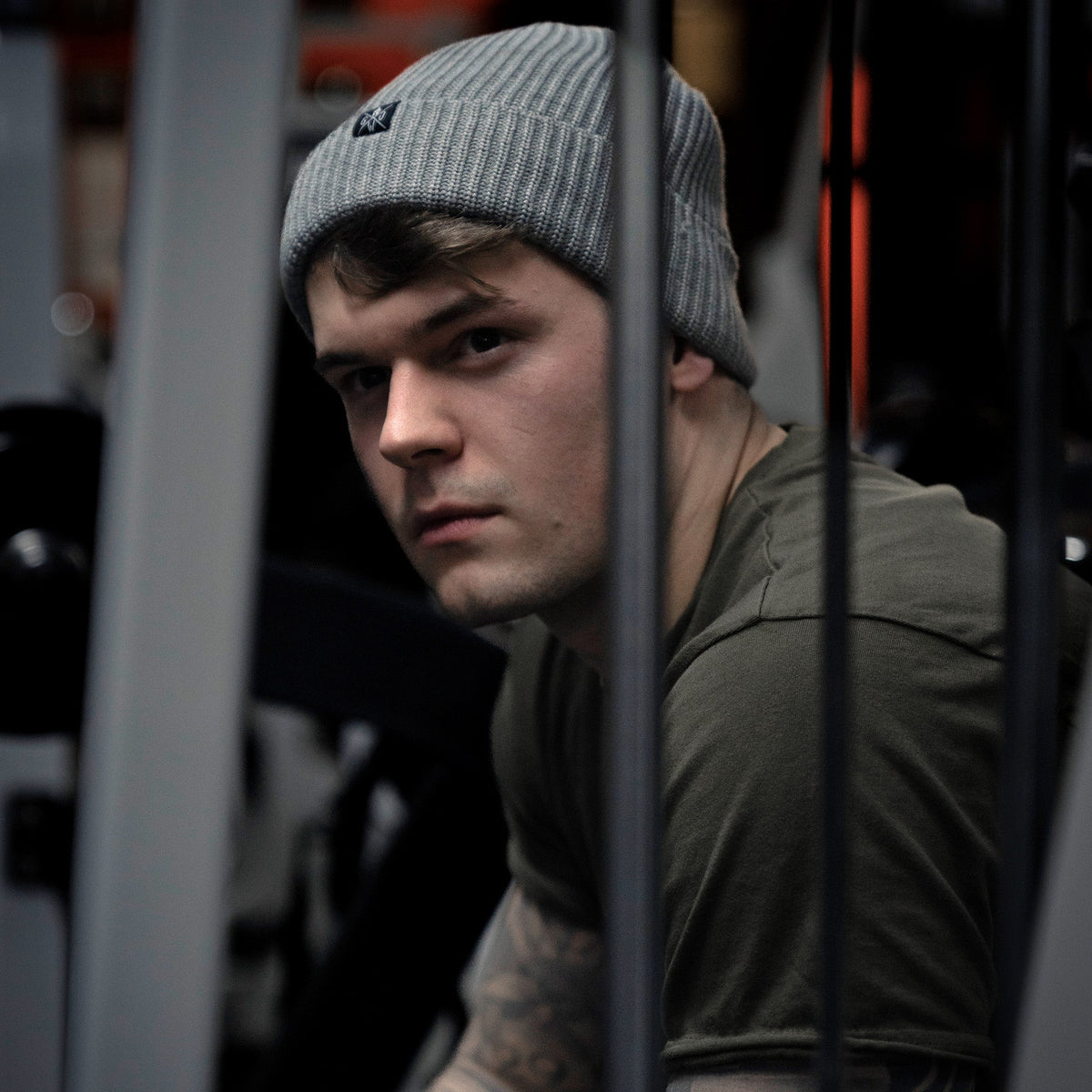 Graue Beanie am Model in der Seitenansicht