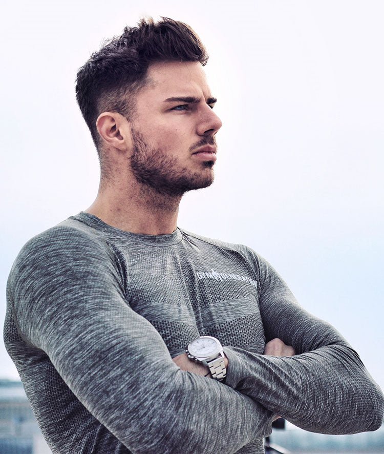 Model trägt das melierte Seamless Shirt mit langen Ärmeln im Freien