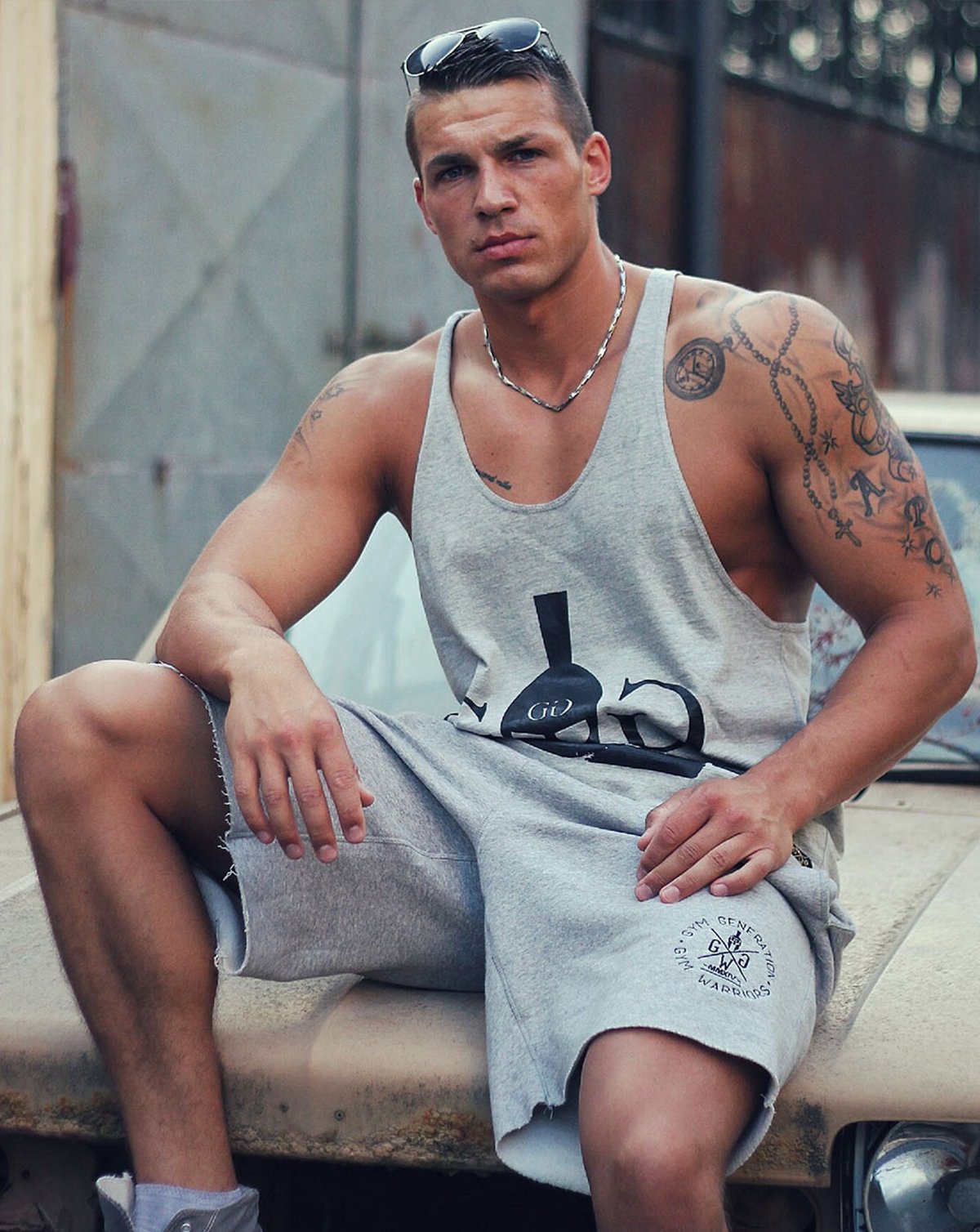 Model in grauen Gym Shorts