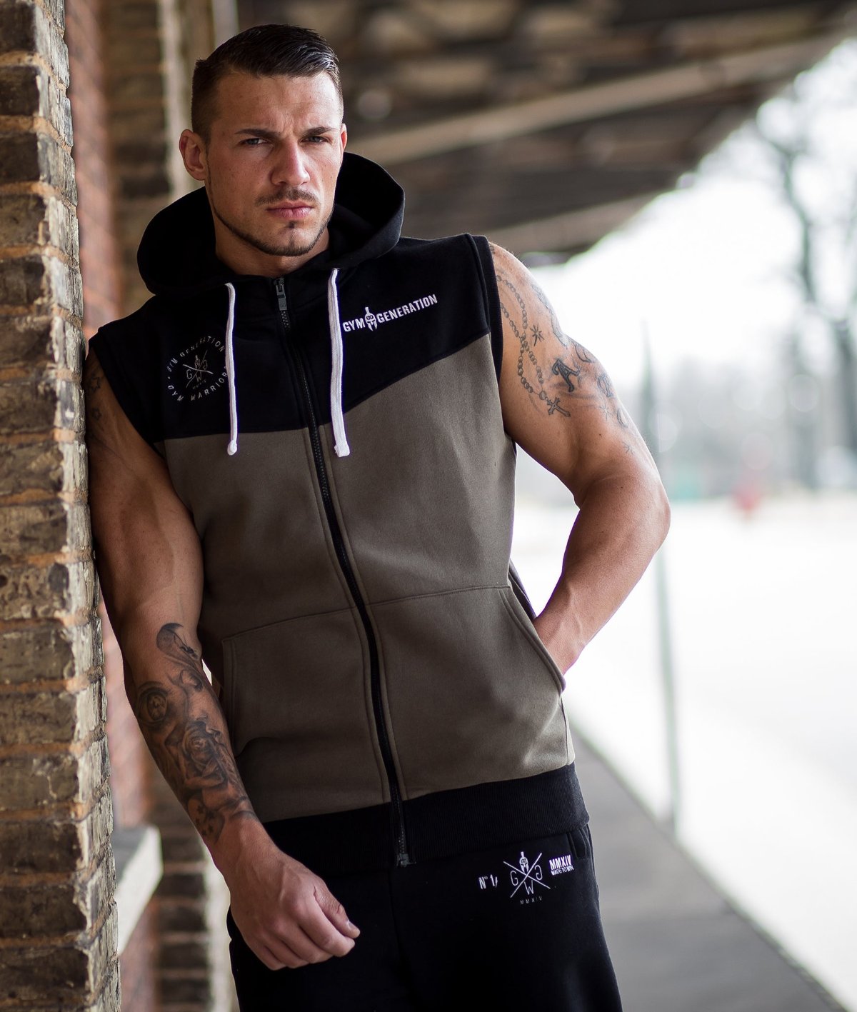 Ärmelloser Sport Hoodie in Olive draußen getragen