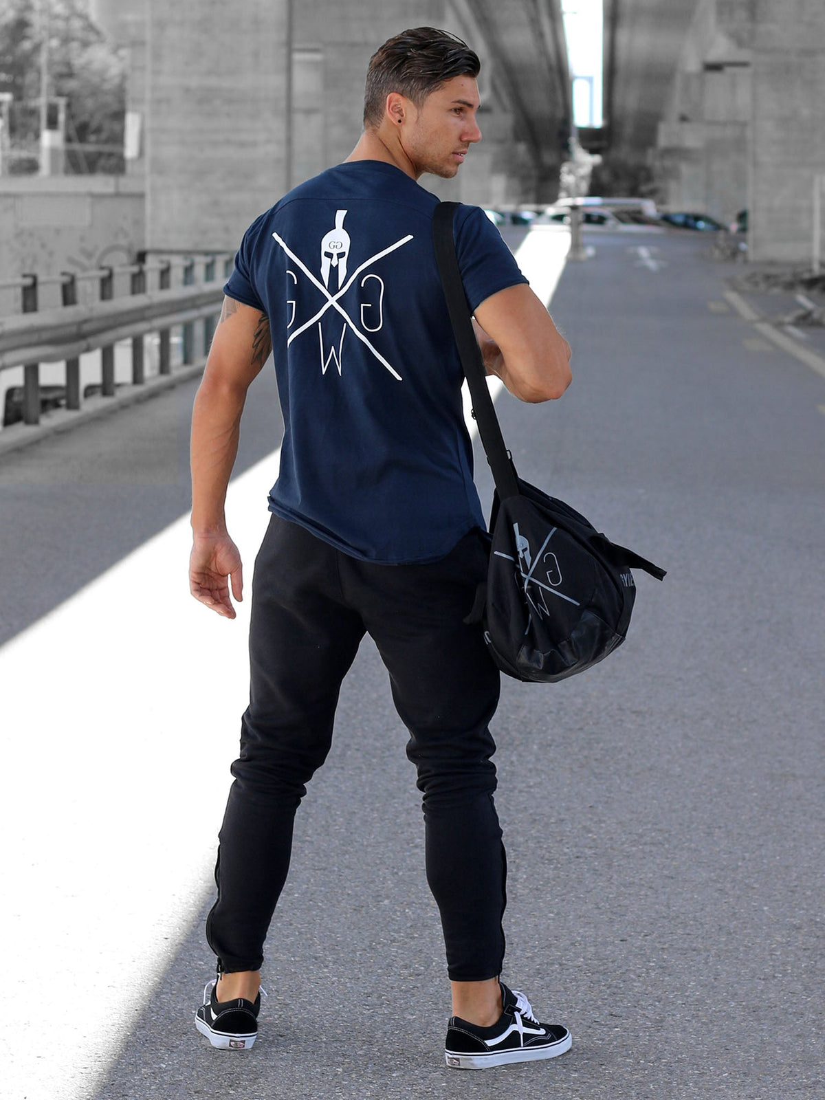 Dunkelblaues Fitness T-Shirt mit Raw-Cut-Kanten, Detailansicht