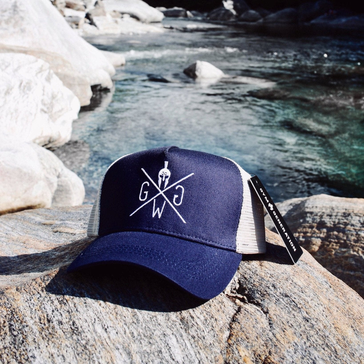 Navyblaue Trucker Cap auf einem Felsen am Wasser
