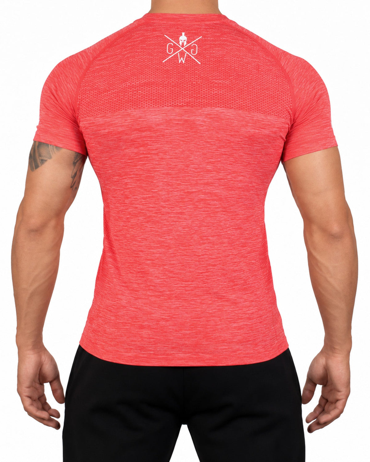 Rückseite des roten Seamless Funktionsshirts mit Wabenstruktur am oberen Rücken und weißem Logo im Nacken