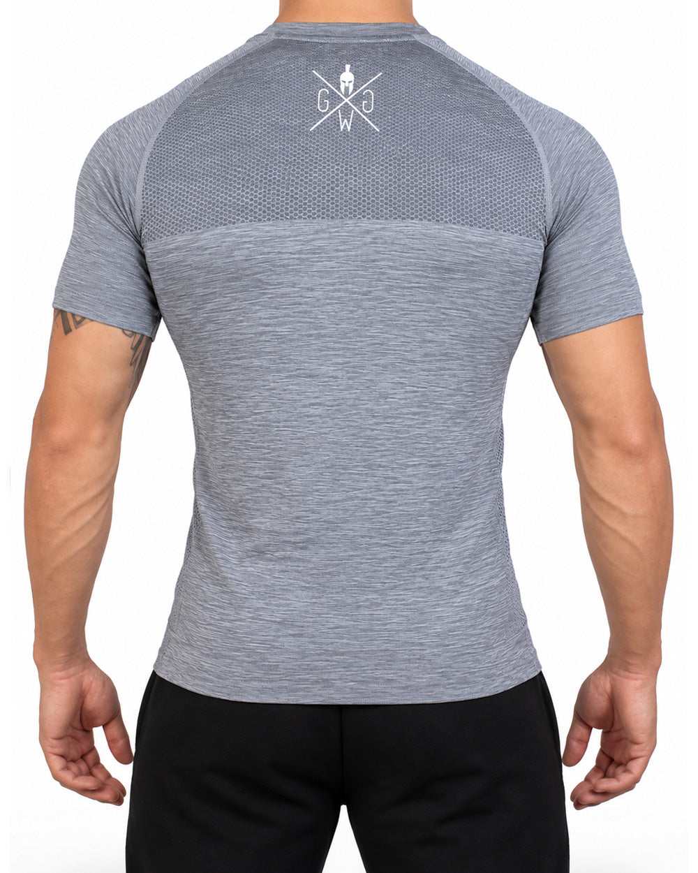 Rückseite des grauen Seamless Sportshirts mit Wabenpasse über den Schulterblättern und weißem Logo im Nacken