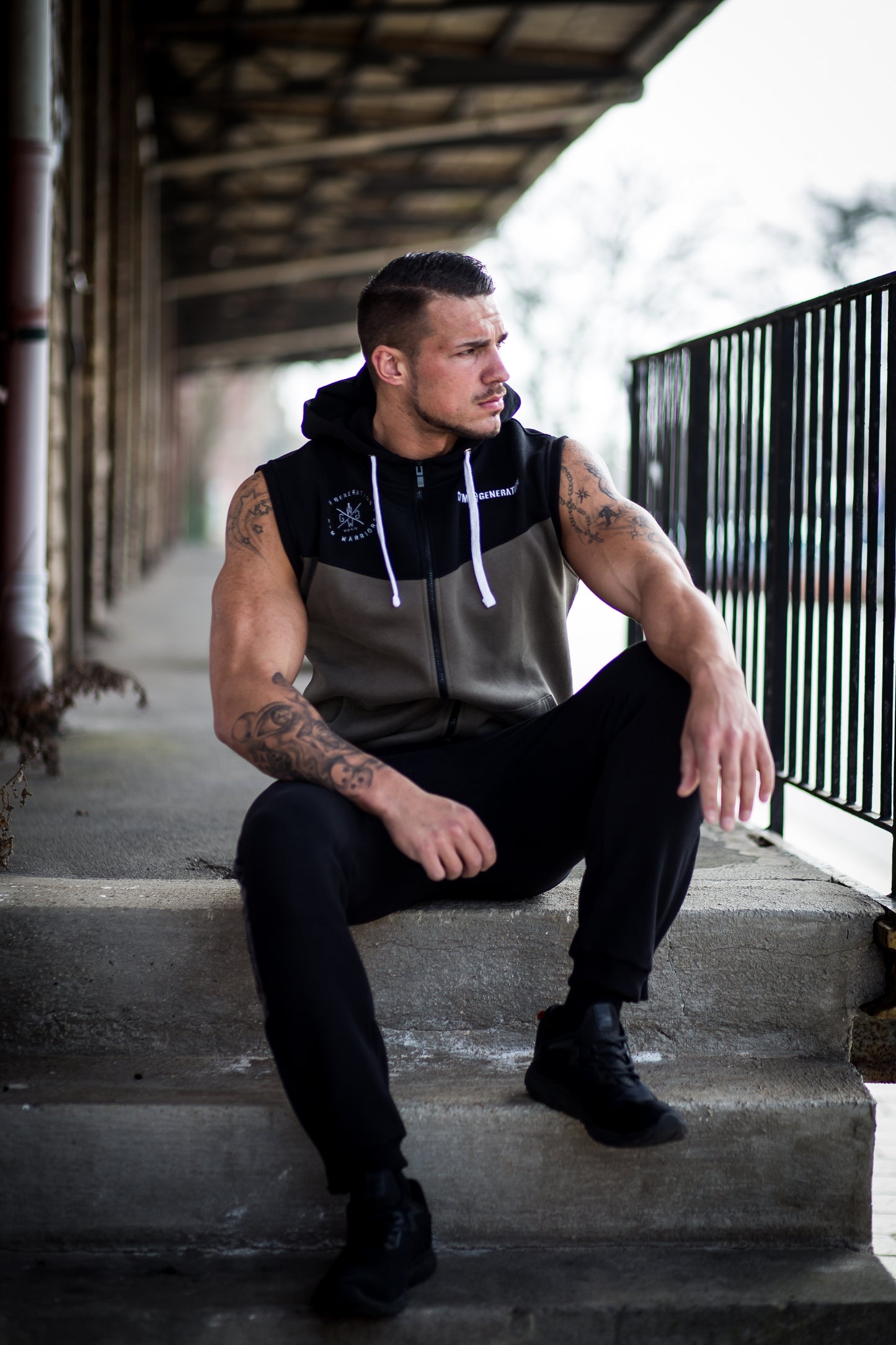 Ärmelloser Gym Hoodie - Schwarz / Olive