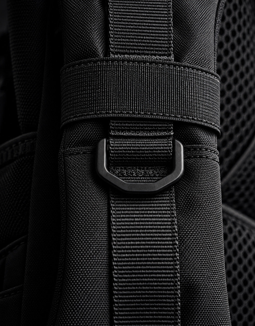 Detail der Front des Adventurer 35L mit Gurtband, Reißverschluss und Klemmschnalle