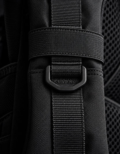 Detail der Front des Adventurer 35L mit Gurtband, Reißverschluss und Klemmschnalle