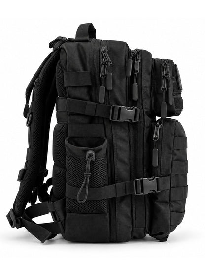 Seitenprofil des kleinen Adventurer mit Kompressionsriemen und Netztasche