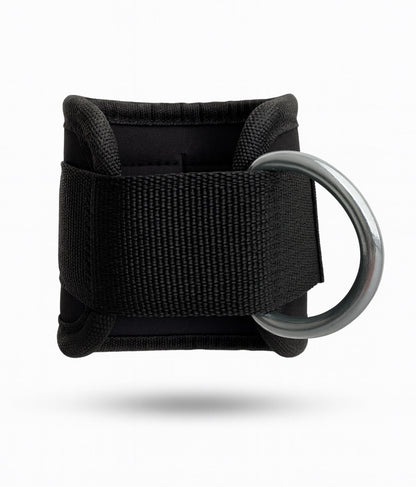 Metall-D-Ring der Ankle Straps in Nahaufnahme