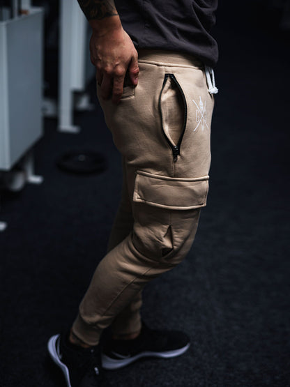 Cargo Jogger in Beige am Model mit Bündchen am Knöchel