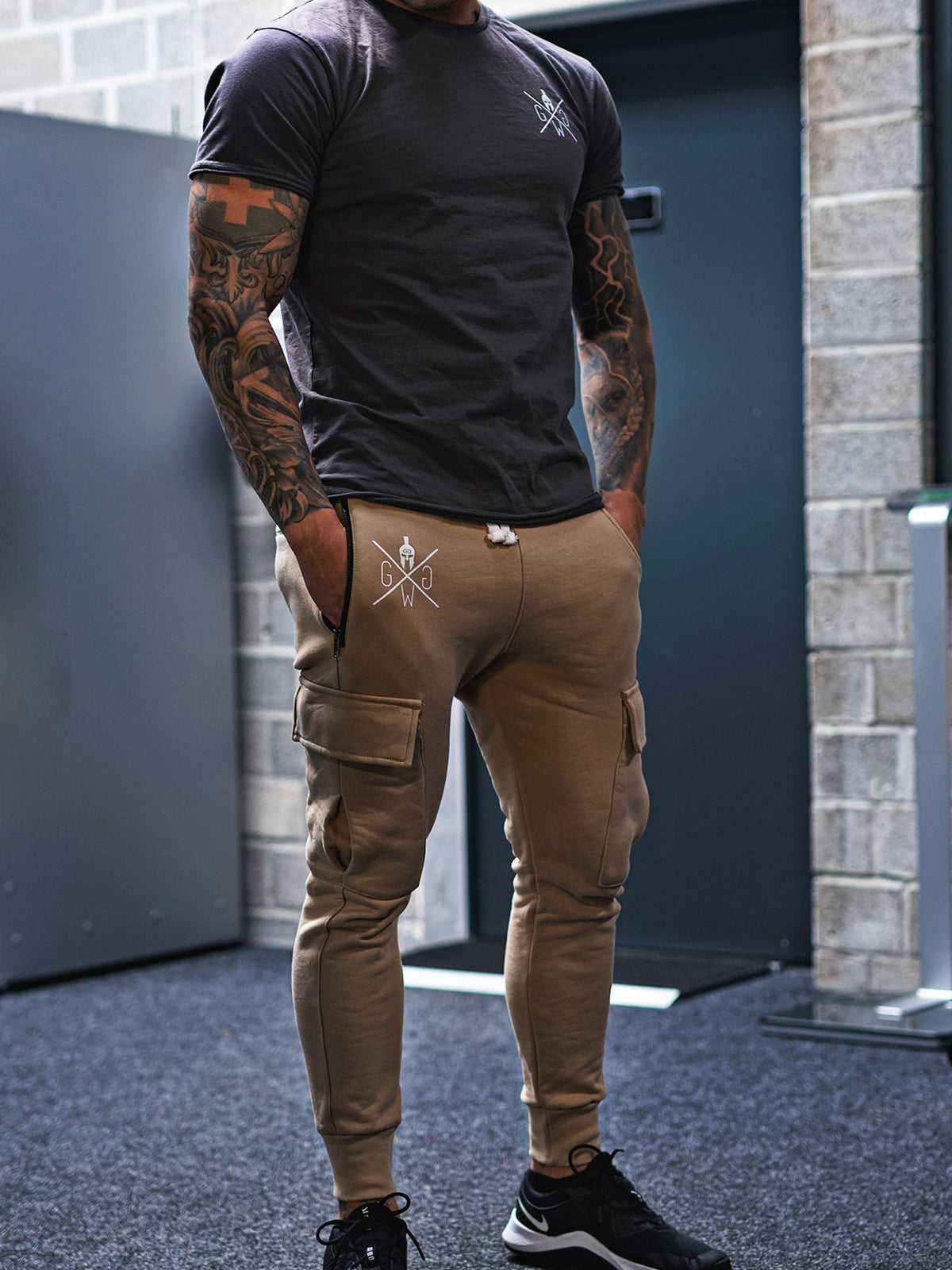 Mann in beiger Cargohose im Streetwear-Look