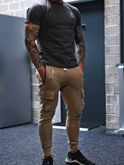 Mann in beiger Cargohose im Streetwear-Look