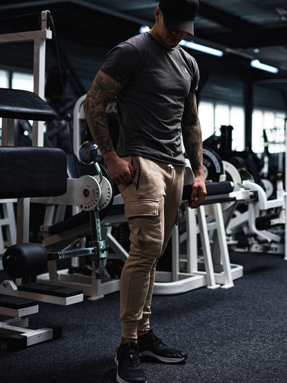 Beige Cargo Fitness Hose beim Training