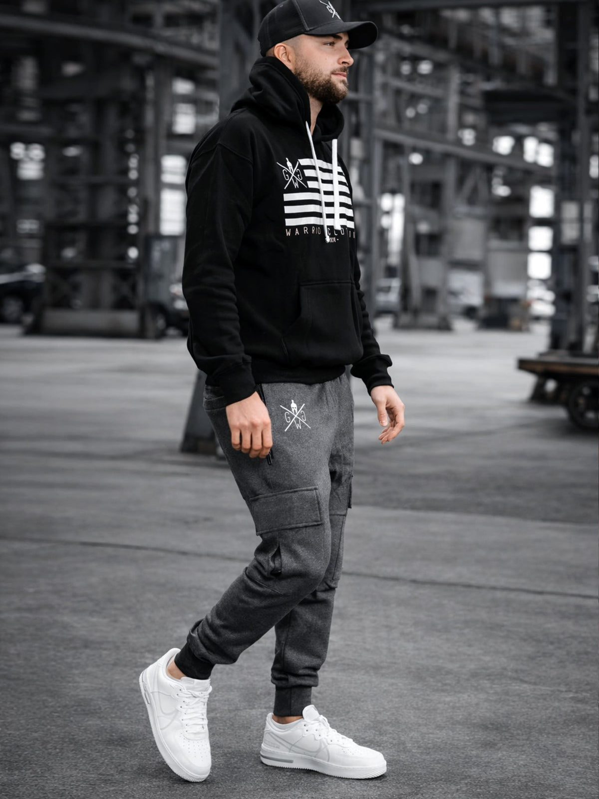 Herren-Jogginghose Maverick in Anthrazit, lockerer Sitz am Model