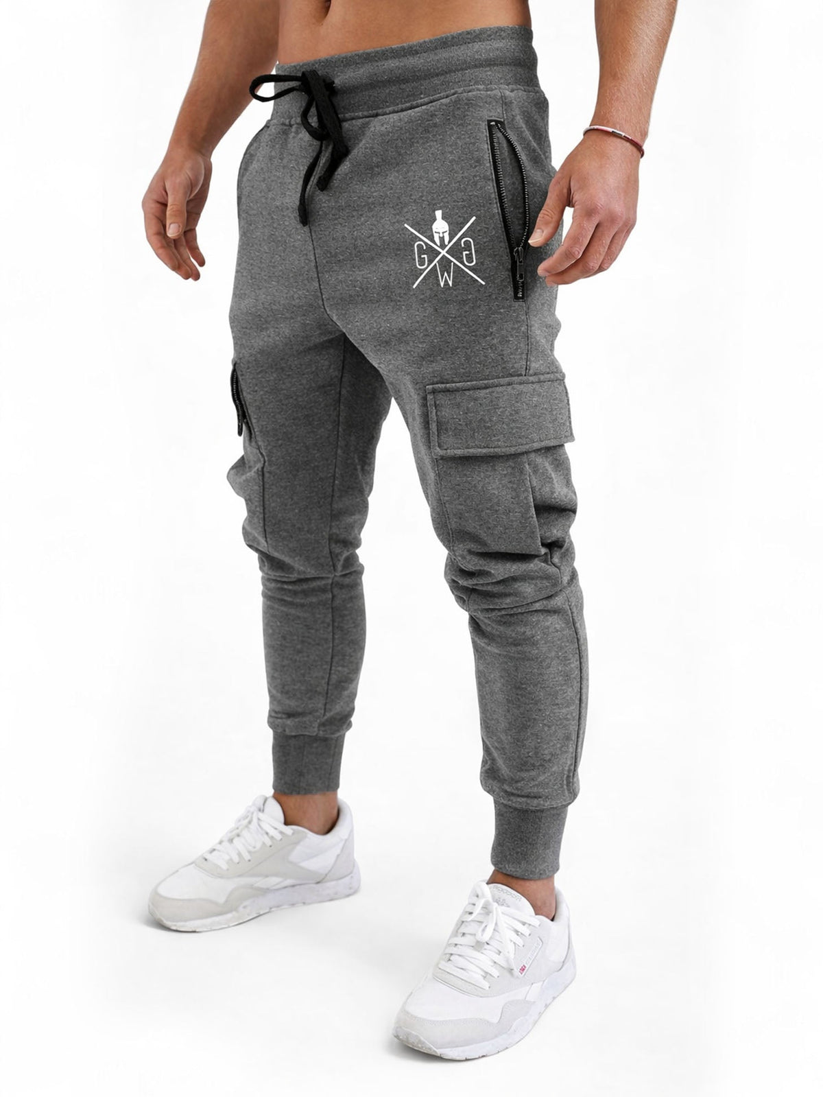 Seitenansicht der Cargo-Jogginghose mit Oberschenkeltasche und Druckknopf