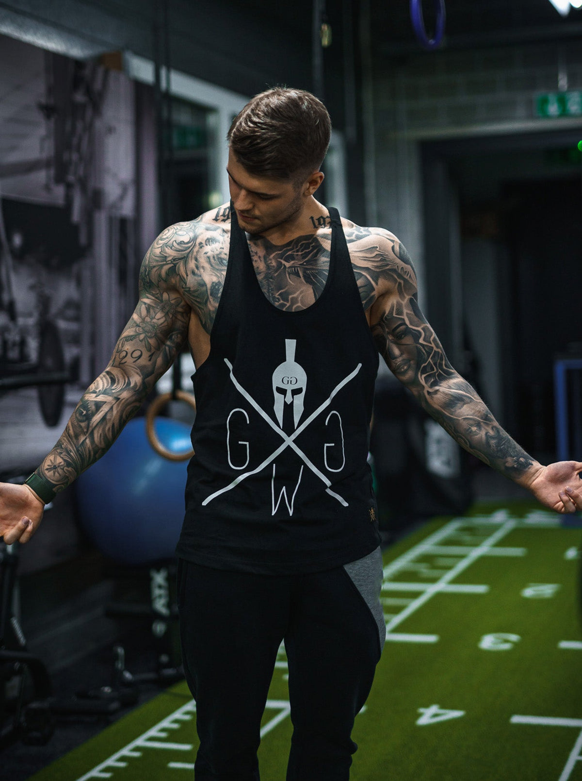 Bodybuilding Tank Top in Schwarz beim Training
