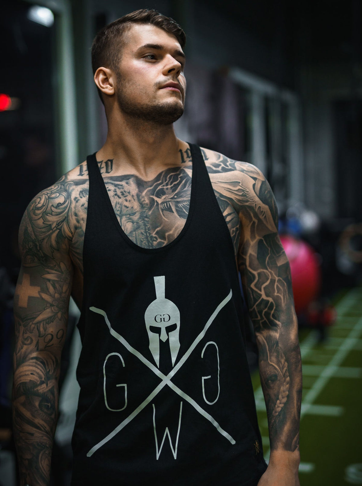 Stringer Tank Top in Schwarz am Model, seitliche Ansicht