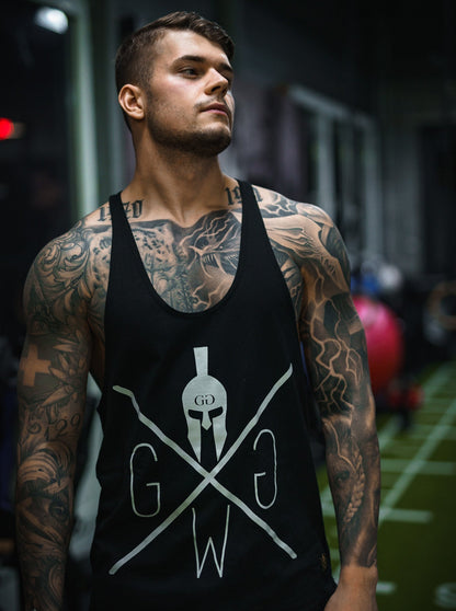 Stringer Tank Top in Schwarz am Model, seitliche Ansicht