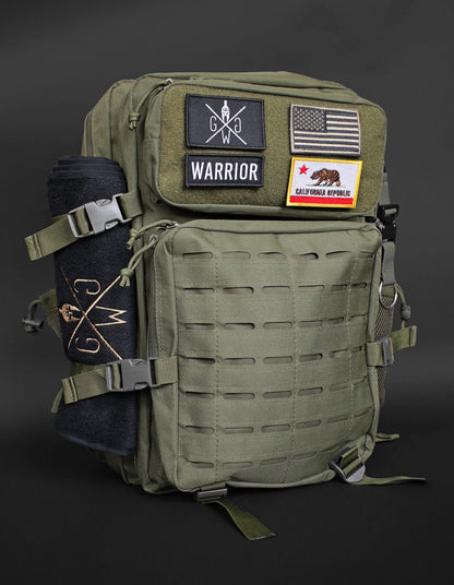 Rucksack in Olive vor dunklem Hintergrund mit Warrior-Patch und Flaggen-Patch