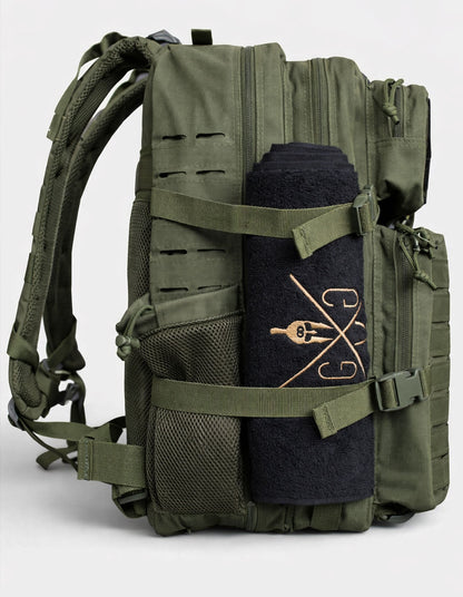 Schrägansicht des oliven Rucksacks, Trinkflasche in der Seitentasche