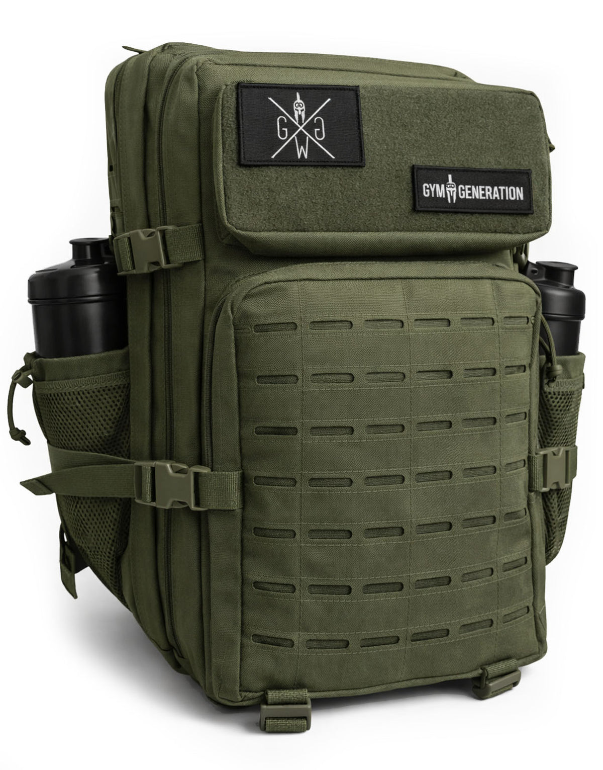 Grüner Gym Rucksack schräg im Studio, MOLLE-Schlitze und Patch gut sichtbar