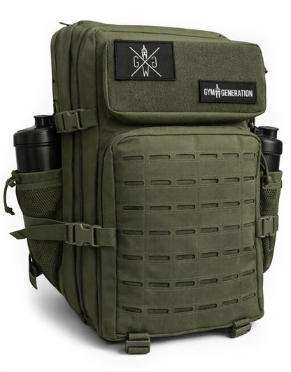 Grüner Gym Rucksack schräg im Studio, MOLLE-Schlitze und Patch gut sichtbar