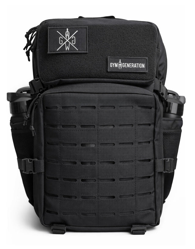 Schwarzer Explorer Rucksack von vorne, lasergeschnittene MOLLE-Front und zwei Patches auf der Klettfläche