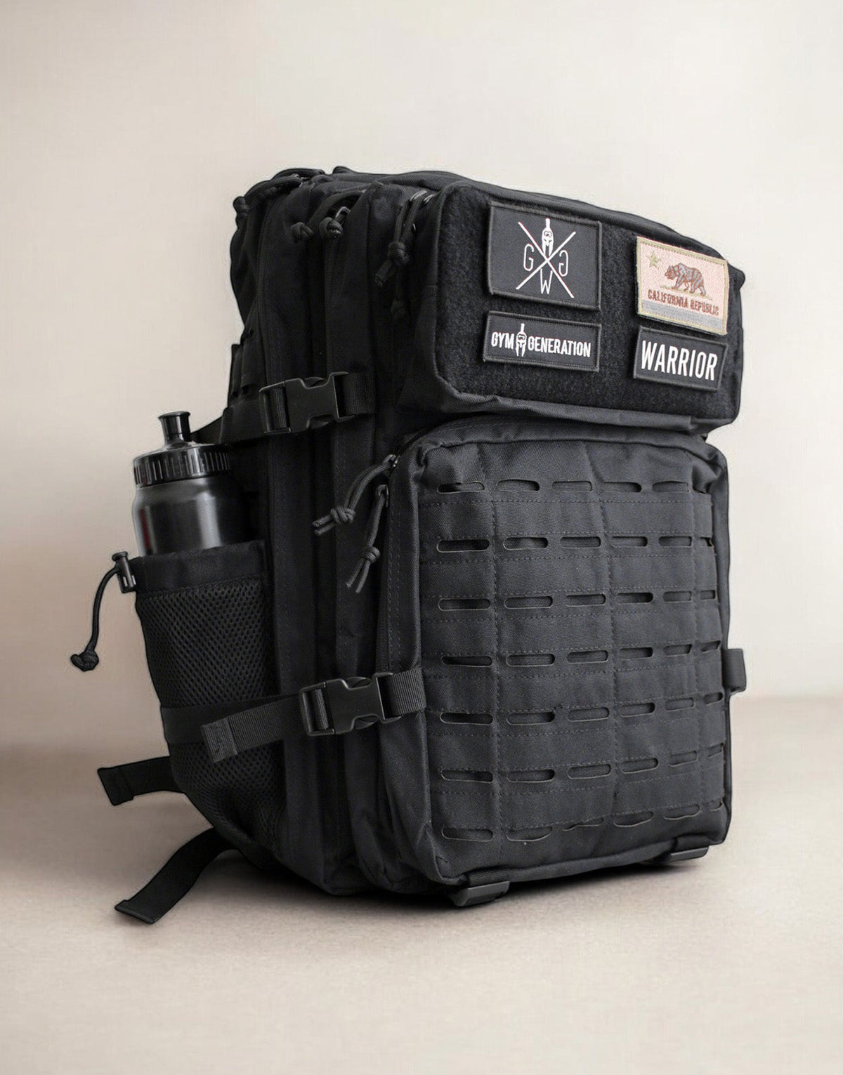Explorer Rucksack am Model im Seitenprofil, Seitentasche und Gurtschlaufen sichtbar
