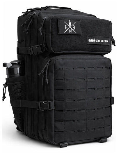 Rucksack schräg von vorne, Flasche in der seitlichen Netztasche und Kompressionsriemen
