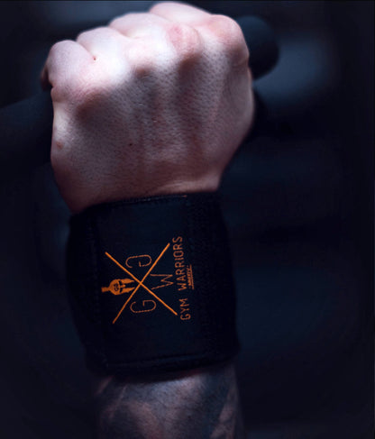 Handgelenkbandage mit gelb-goldenem Logo am Handgelenk