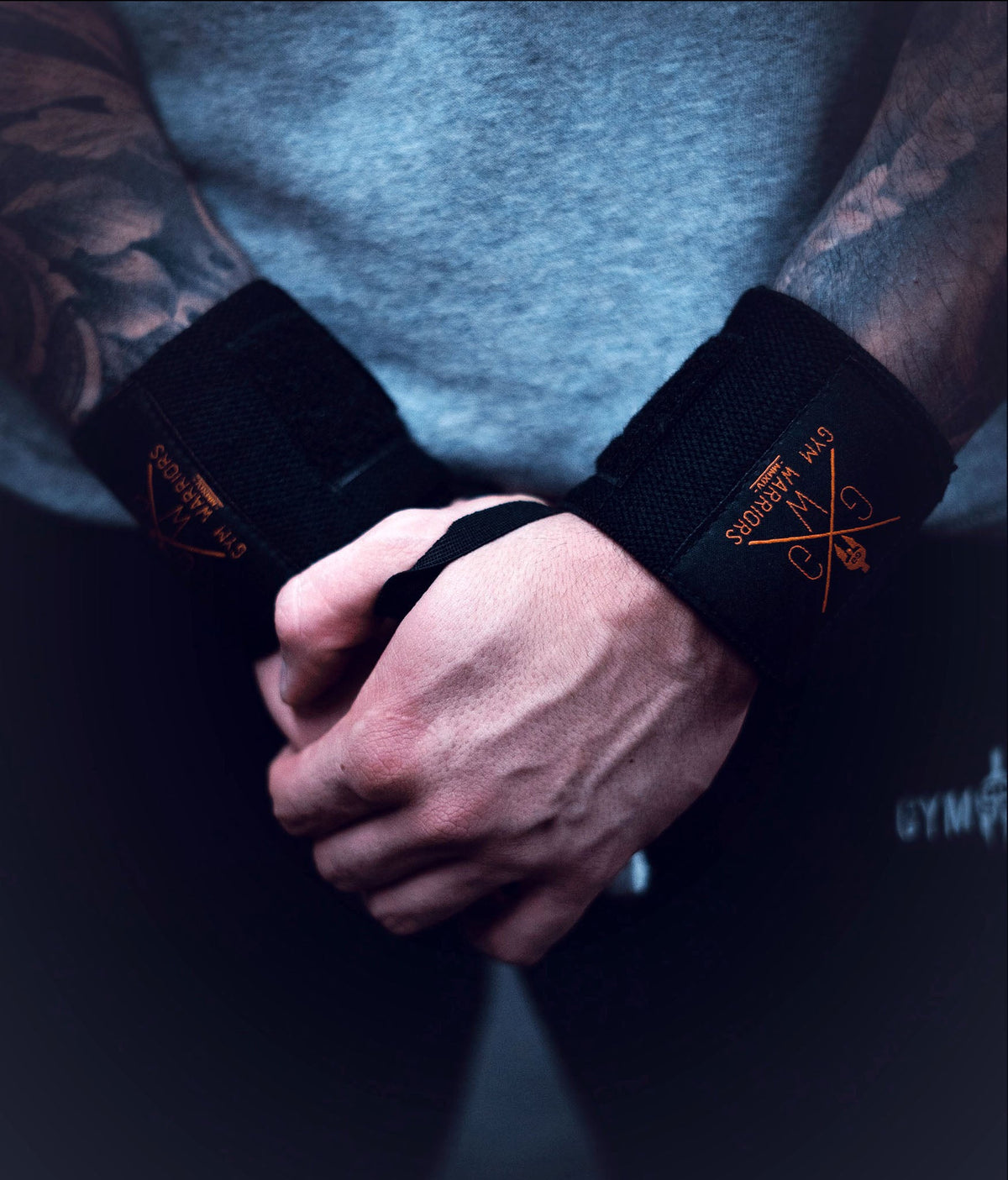 Fitness Bandagen beim Hanteltraining getragen