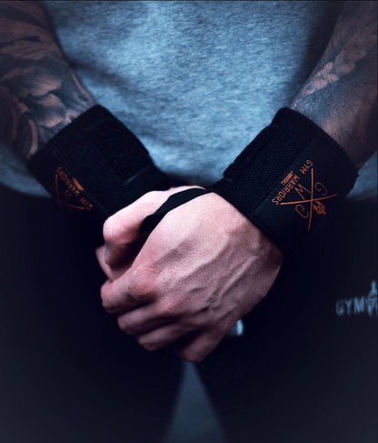 Fitness Bandagen beim Hanteltraining getragen
