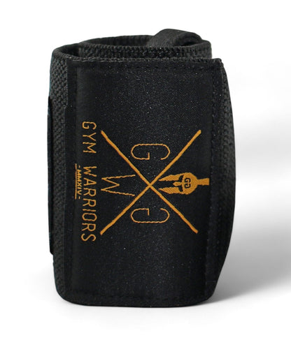 Aufgerollte Bandage mit goldenem Emblem in Nahaufnahme