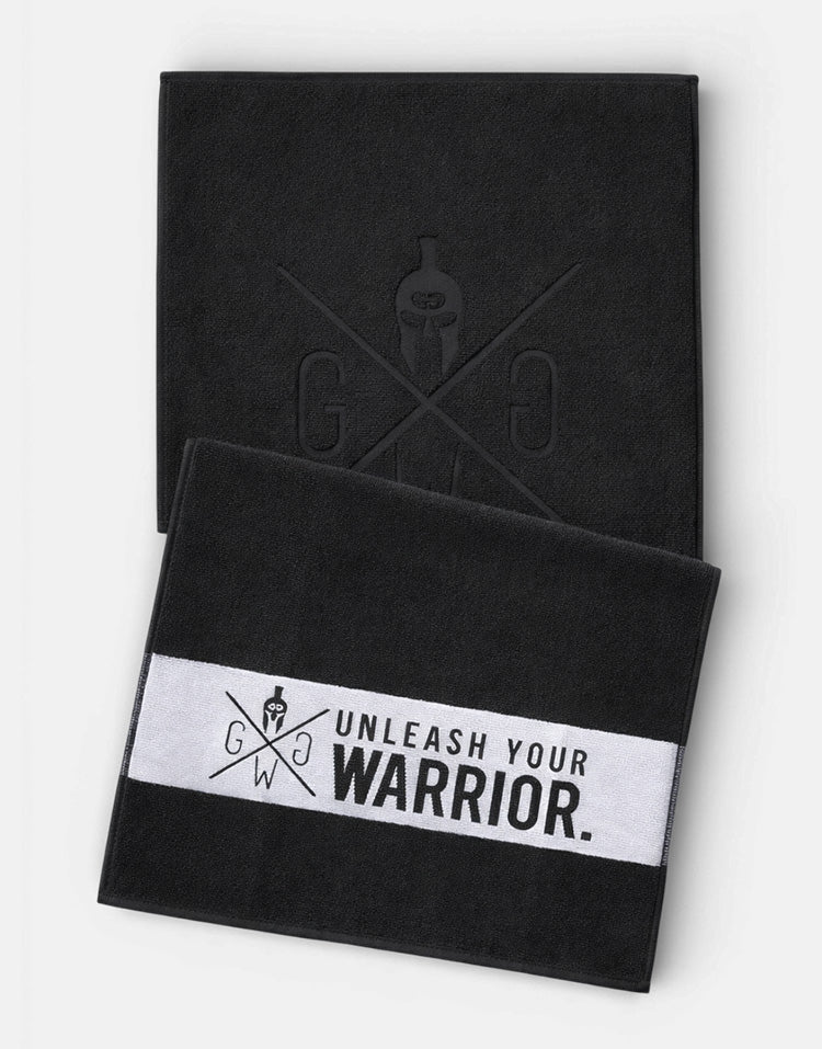 Schwarzes Gym Towel mit weißem Band und Unleash Your Warrior Schriftzug