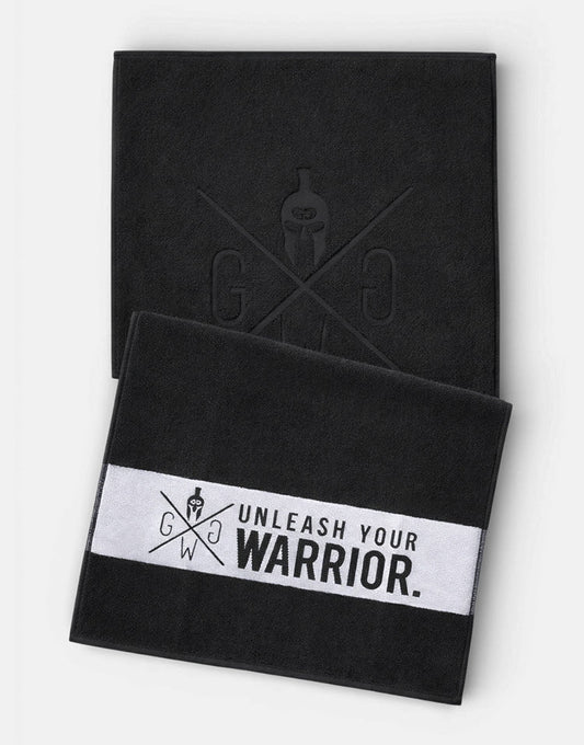 Schwarzes Gym Towel mit weißem Band und Unleash Your Warrior Schriftzug