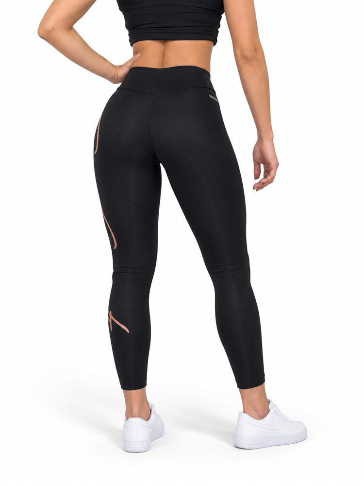 Rückansicht der schwarzen Sporthose mit hochgezogenem, breitem Bund