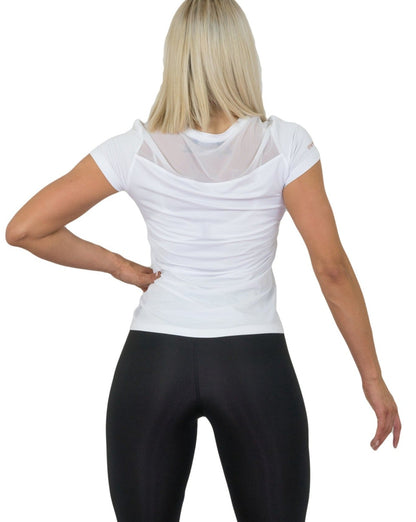 Rücken des weißen Trainingsshirts mit Netzeinsatz zwischen den Schulterblättern