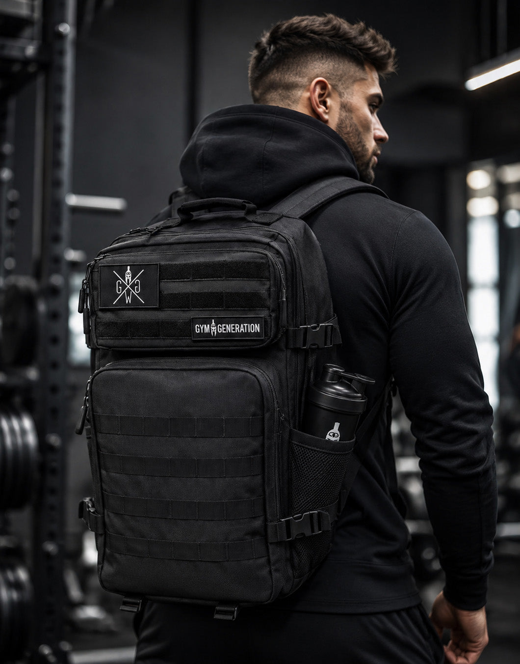 Bodybuilding-Rucksack in Schwarz, auf dem Rücken getragen