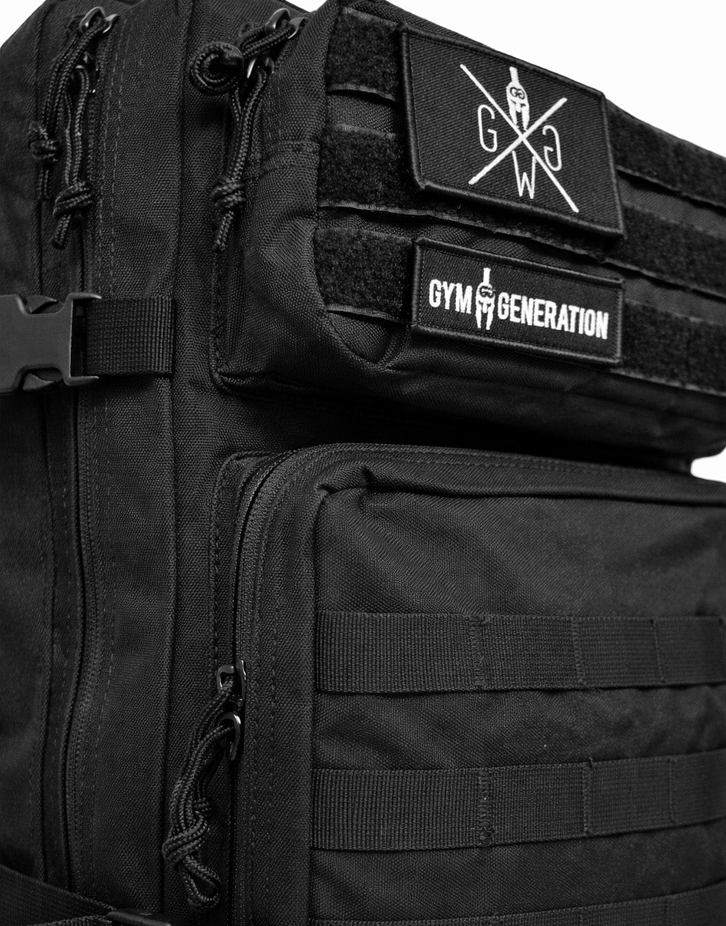 Klett-Patches auf der Patch-Fläche des schwarzen Rucksacks im Detail