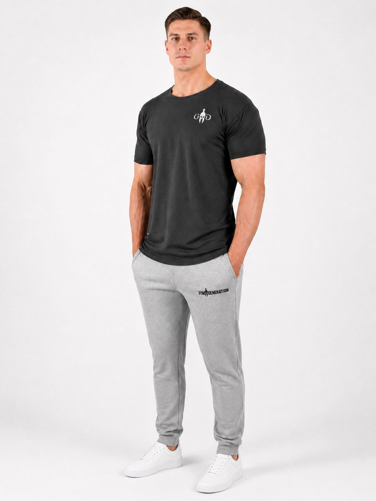 Herren im dunkelgrauen Trainingsshirt, Ganzkörperansicht