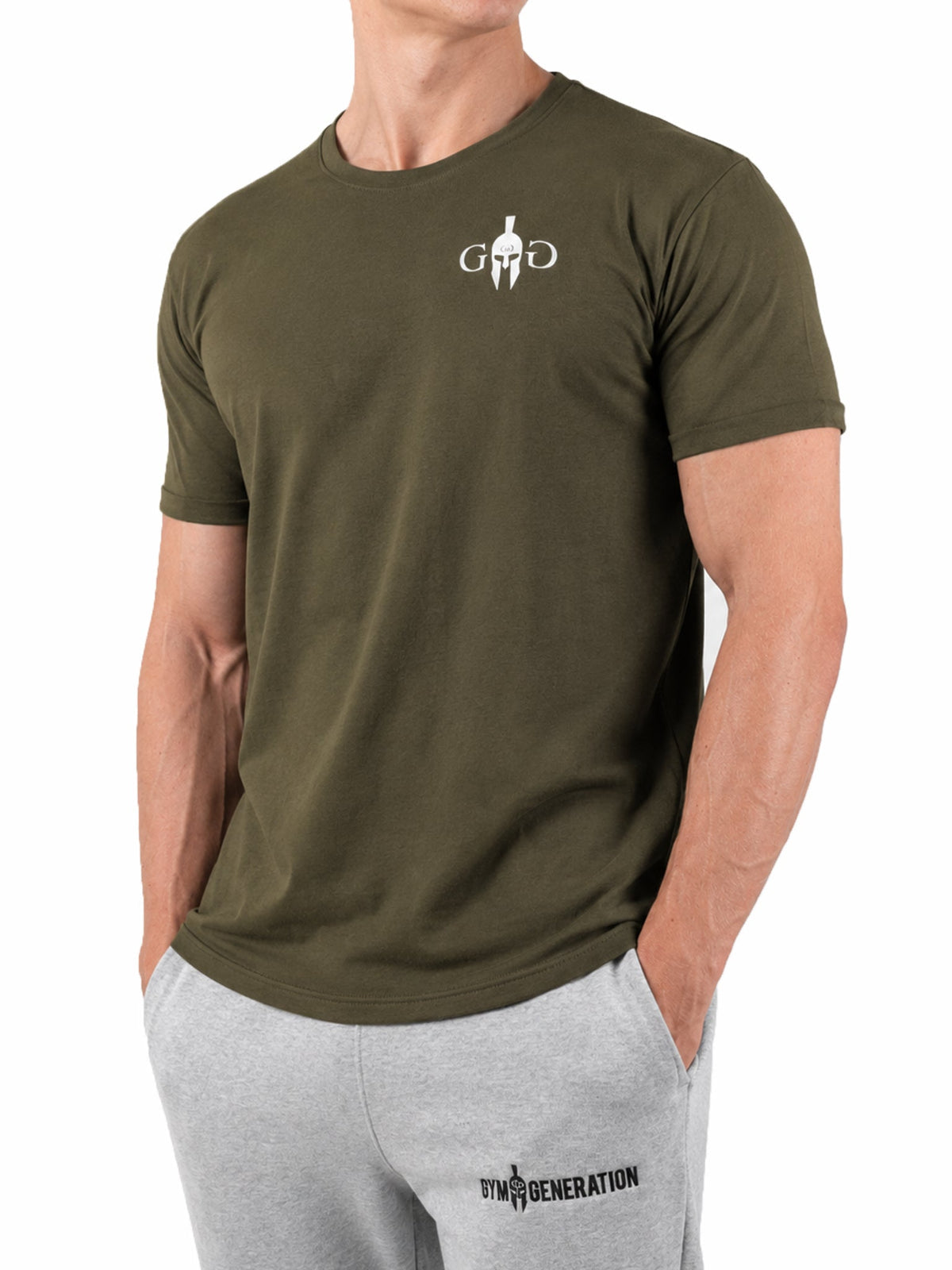Olivgrünes Gym Shirt in schräger Ansicht mit hochgekrempelten Ärmeln