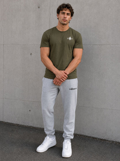 Olives Herren Shirt in der Frontansicht vor Betonwand