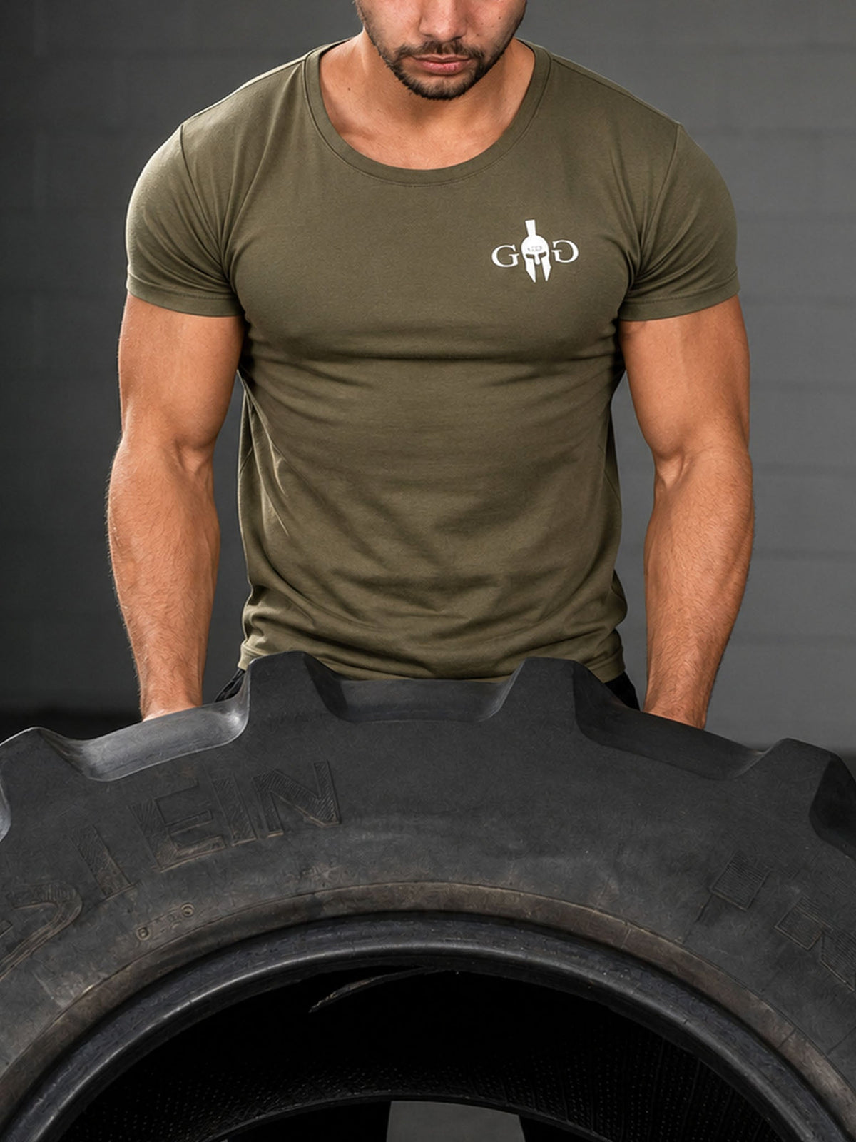 Olives Gym T-Shirt beim Training im Fitnessstudio