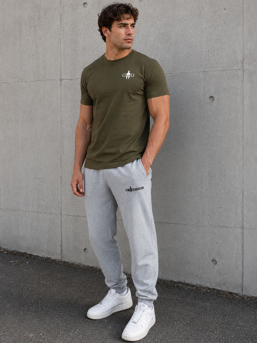 Athlet im oliven Trainingsshirt mit grauer Jogginghose