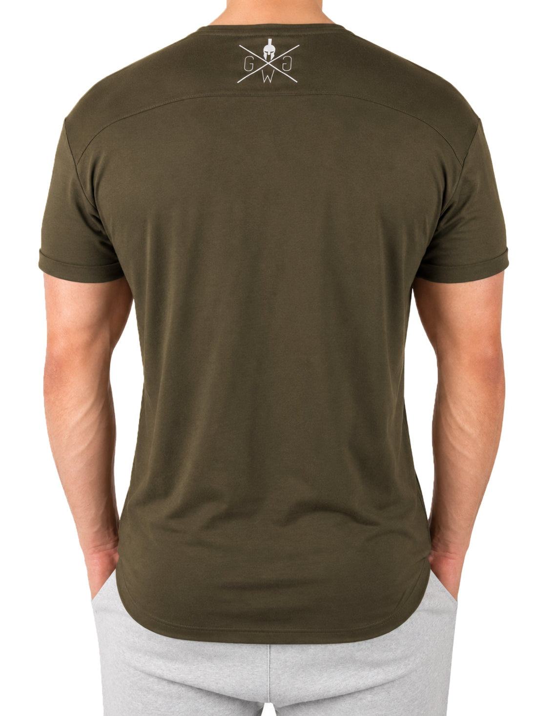 Rückansicht des oliven Shirts mit Logo im Nacken