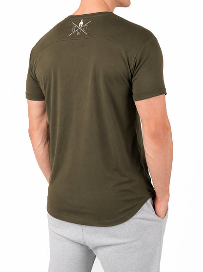 Seitenansicht des oliven Fitness Shirts mit abgenähtem Ärmelumschlag