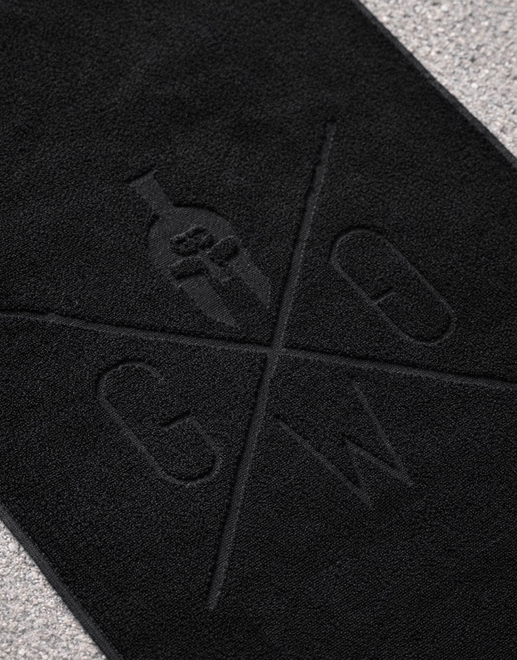 Gym-Tuch mit eingewebtem Spartaner-Logo, draußen fotografiert