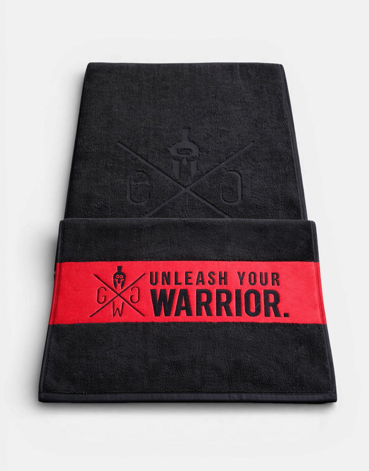 Sporthandtuch in Schwarz-Rot mit Unleash Your Warrior Schriftzug